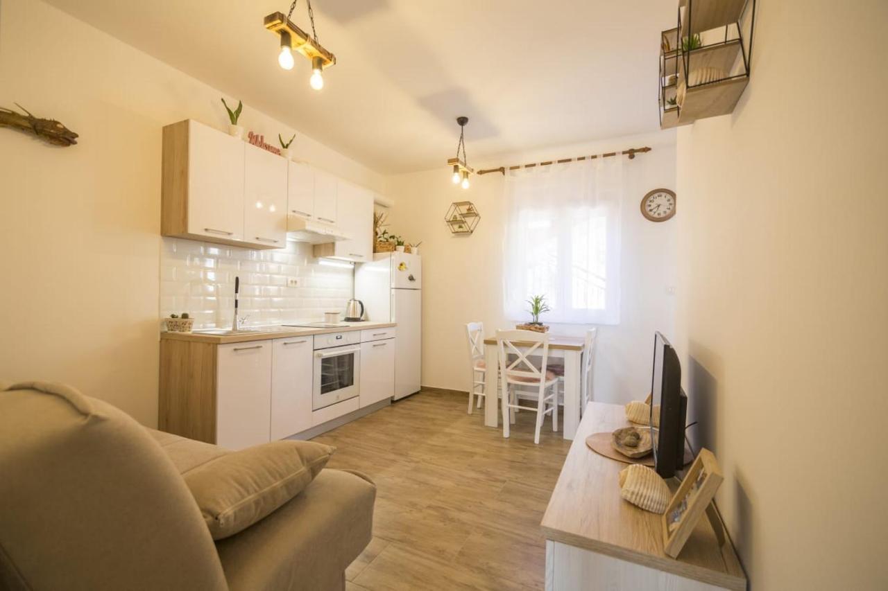 Little Bee Apartment Комижа Екстер'єр фото